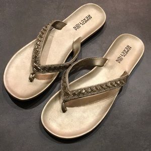 Kenneth Cole champagne/gold flip flop sandals - 8